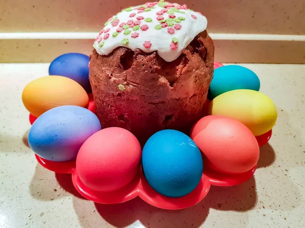 Pastel de Pascua y huevos — Foto de Stock