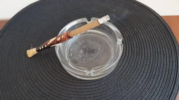 在烟灰烟灰缸里用木制的喉舌 Cigarillo — 图库视频影像