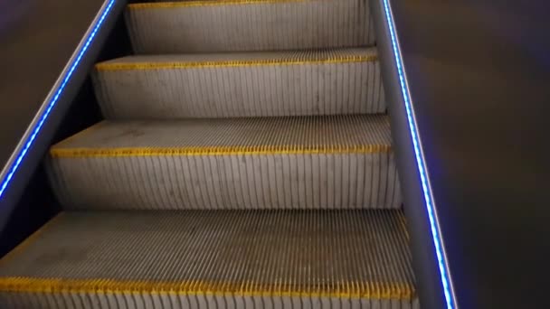 Les Jambes Homme Adulte Escalier Roulant Ascendant Avec Rétro Éclairage — Video