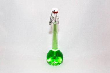 Cam Kavanoz parlak sıvı ile