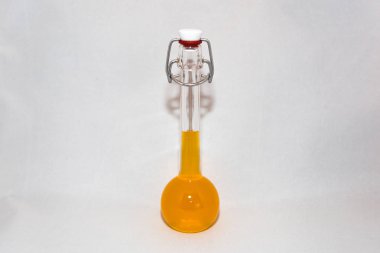 Cam Kavanoz parlak sıvı ile