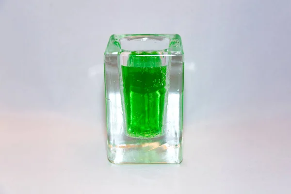 Tarro de vidrio con líquido brillante — Foto de Stock