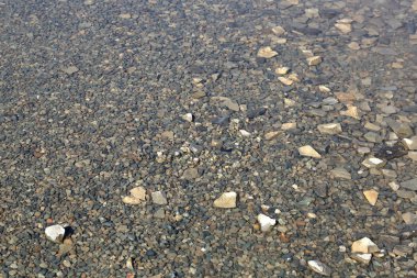 Suyun altında doğal küçük taşlar ve kaldırım taşları