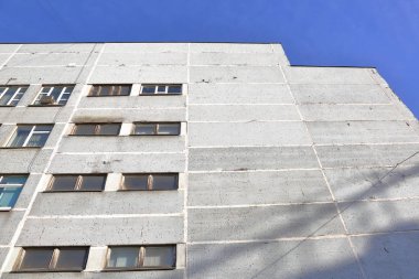 Gri bloklardan yapılmış eski sanayi binası