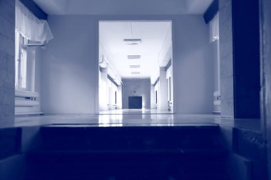 Sanayi bölgesinde uzun bir koridor.