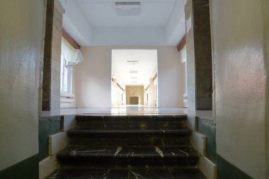 Sanayi bölgesinde uzun bir koridor.