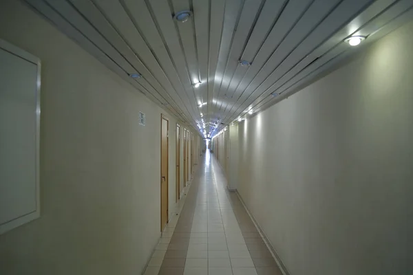 Hosszú folyosó egy ipari létesítményben — Stock Fotó