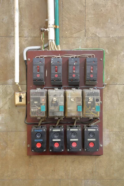 Caja de distribución eléctrica antigua con interruptor — Foto de Stock