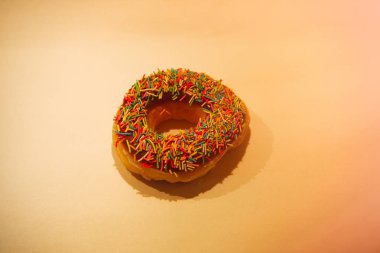 Sade bir arka planda taze iştah açıcı çörek.