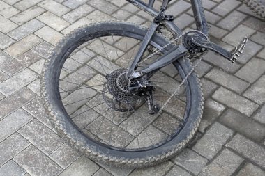 Ceset düşmeden önce kirli bisiklet tekerleği