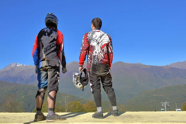 Mountainbikers står på observationsdäcket — Stockfoto