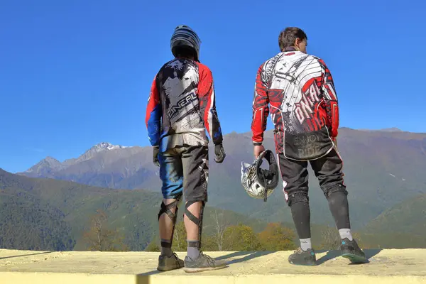 Mountainbikers står på observationsdäcket — Stockfoto