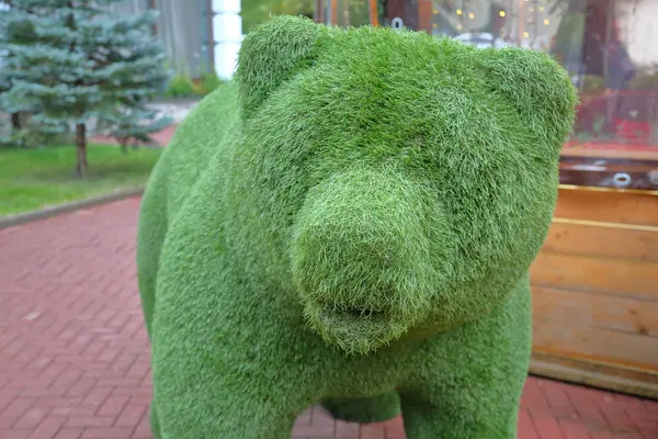 新鮮な緑の草で作られた装飾クマ — ストック写真