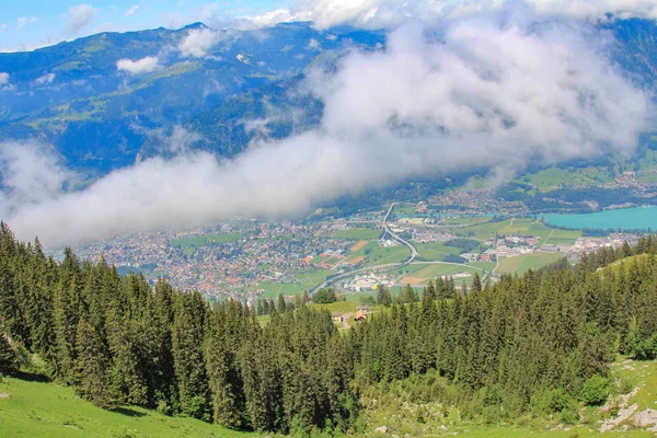 Сценический вид на горы Швейцарских Альп — стоковое фото