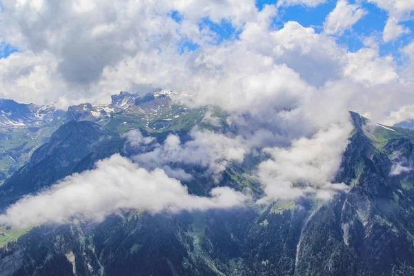 Vue panoramique sur la montagne des Alpes suisses — Photo