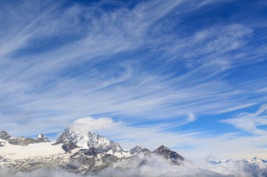 İsviçre Alplerinin manzaralı dağ manzarası