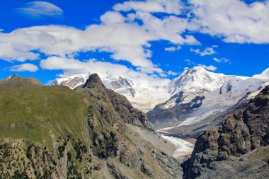 İsviçre Alplerindeki doğal dağ buzulları