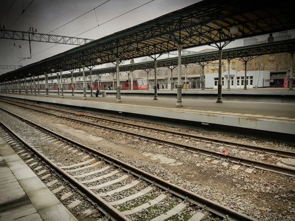 Järnvägsplattform vid den vitryska stationen. Moskva, Ryssland — Stockfoto