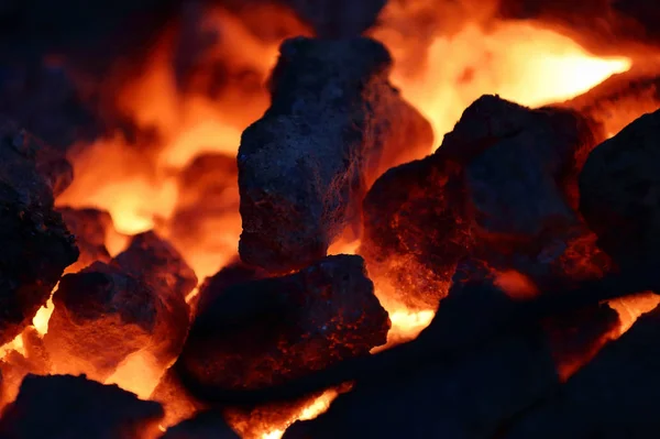 Brillantes brasas de madera en una chimenea — Foto de Stock