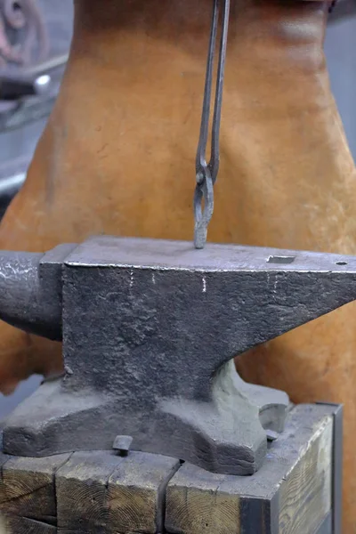 Massive anvil for craft metal forging — Stock Photo, Image