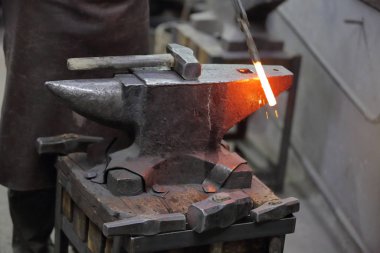 Demirhanede bir zanaat ürünü üretme süreci