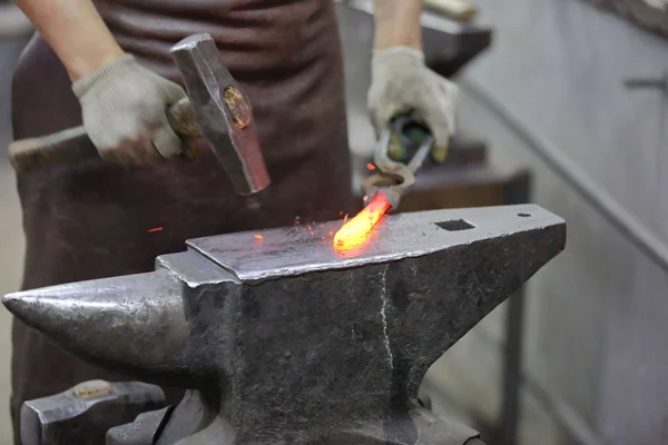O processo de fabricação de um produto artesanal em uma forja — Fotografia de Stock