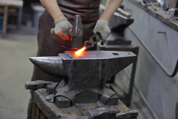 El proceso de fabricación de un producto artesanal en una forja —  Fotos de Stock