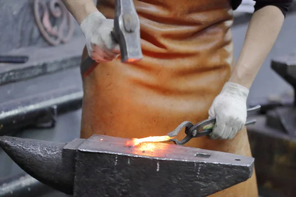 O processo de fabricação de um produto artesanal em uma forja — Fotografia de Stock