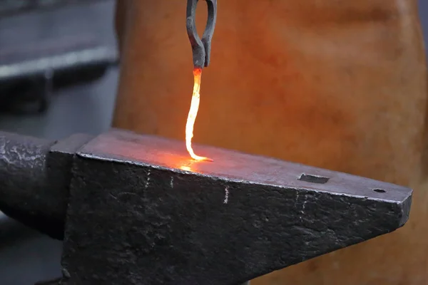 El proceso de fabricación de un producto artesanal en una forja —  Fotos de Stock