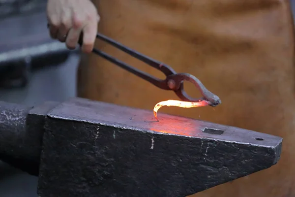 O processo de fabricação de um produto artesanal em uma forja — Fotografia de Stock