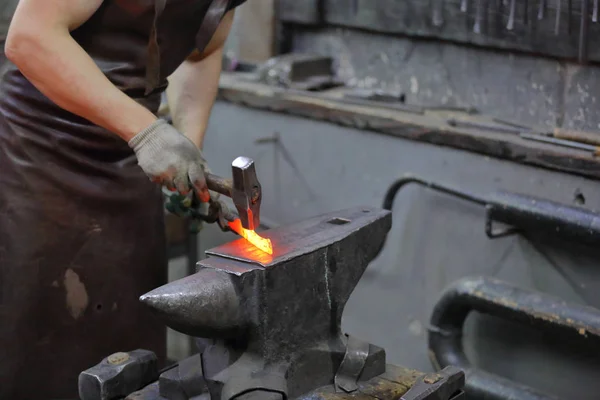 El proceso de fabricación de un producto artesanal en una forja — Foto de Stock