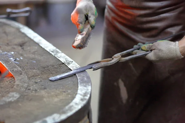 El proceso de fabricación de un producto artesanal en una forja —  Fotos de Stock