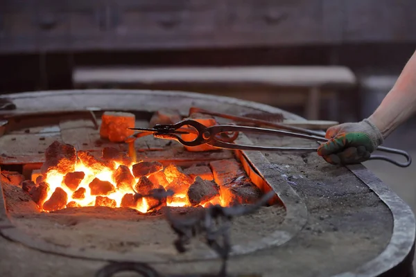 Forno tradicional de carvão quente em uma forja — Fotografia de Stock