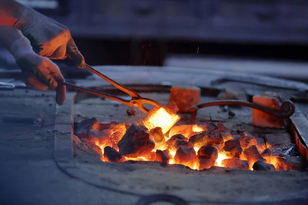 Horno tradicional de carbón caliente en una forja —  Fotos de Stock