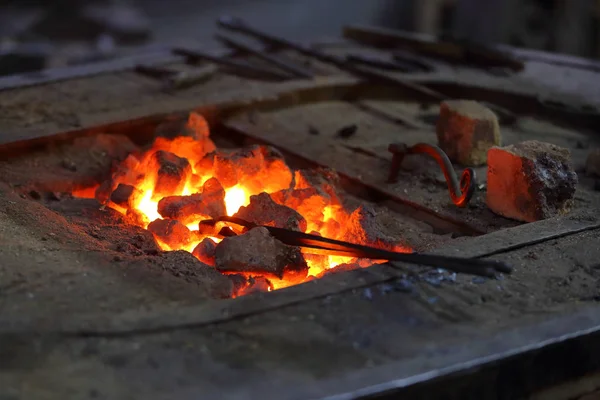 Forno tradizionale a carbone caldo in una fucina — Foto Stock