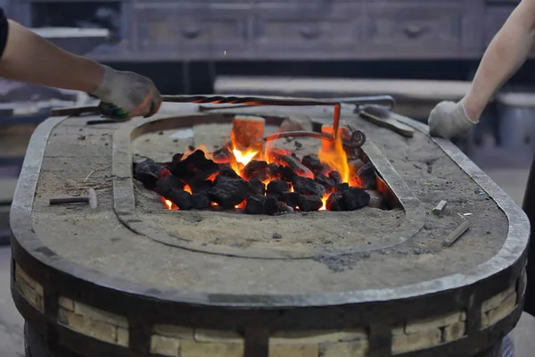 Forno tradicional de carvão quente em uma forja — Fotografia de Stock