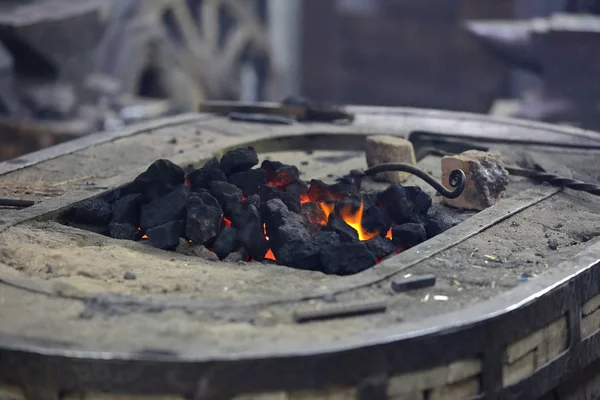Παραδοσιακός κλίβανος θερμού άνθρακα σε σιδηρουργείο — Φωτογραφία Αρχείου