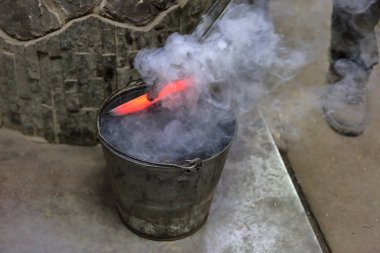 Motor yağındaki metali soğutuyorum.