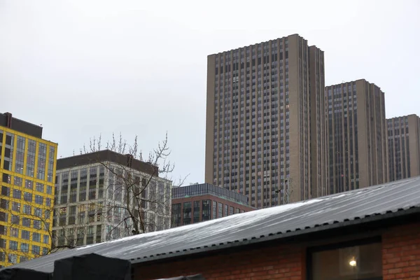 曇りの日の多階建てのオフィスビル — ストック写真