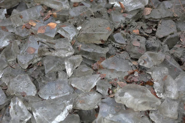 Pilha suja de pedaços de gelo congelados — Fotografia de Stock