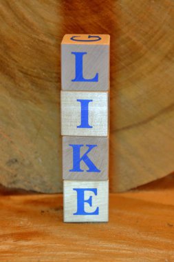 Gibi. Mavi harfli tahta küpler.