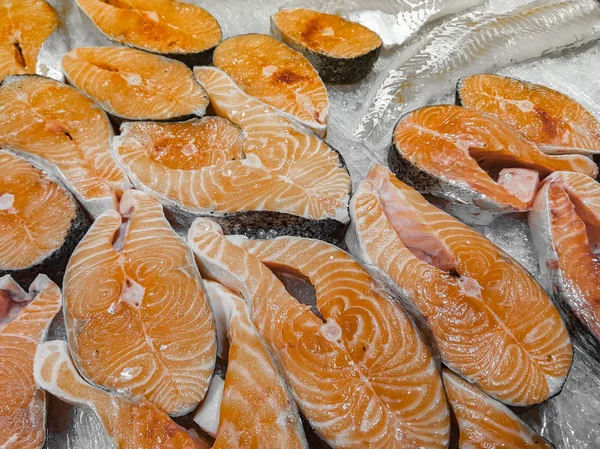 Bifes de peixe crus apetitosos frescos — Fotografia de Stock