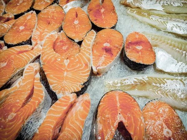 Φρέσκες ορεκτικές μπριζόλες με ωμό ψάρι — Φωτογραφία Αρχείου