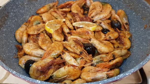 Camarones Con Cabeza Aceitunas Ajo Fritos Aceite Una Sartén Sobre — Vídeos de Stock