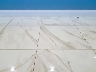 Odanın zeminindeki mermer kare fayanslar.