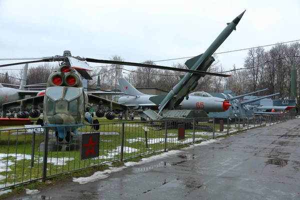 Katonai felszerelés a szabadtéri múzeumban. Moszkva, Oroszország — Stock Fotó