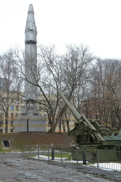 Militärische Ausrüstung im Freilichtmuseum. Moskau, Russland — Stockfoto