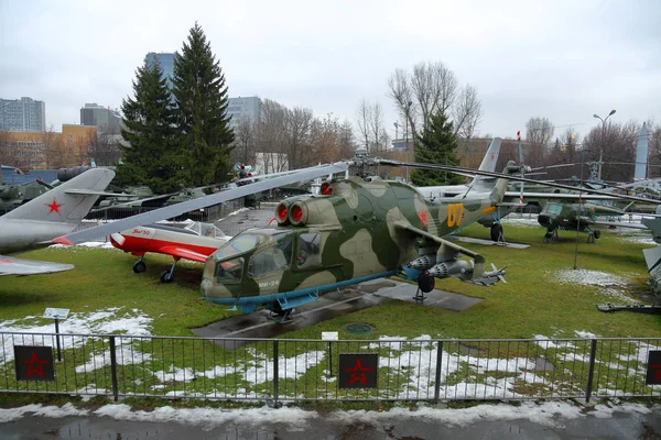 Militärische Ausrüstung im Freilichtmuseum. Moskau, Russland — Stockfoto