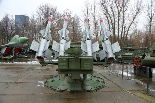 Peralatan militer di museum udara terbuka. Moskow, Rusia — Stok Foto