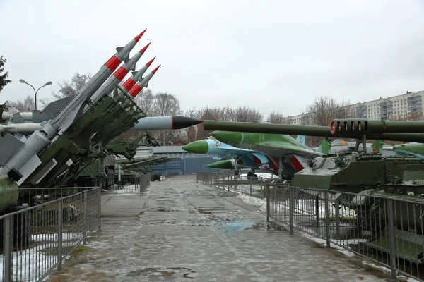 Militärische Ausrüstung im Freilichtmuseum. Moskau, Russland — Stockfoto